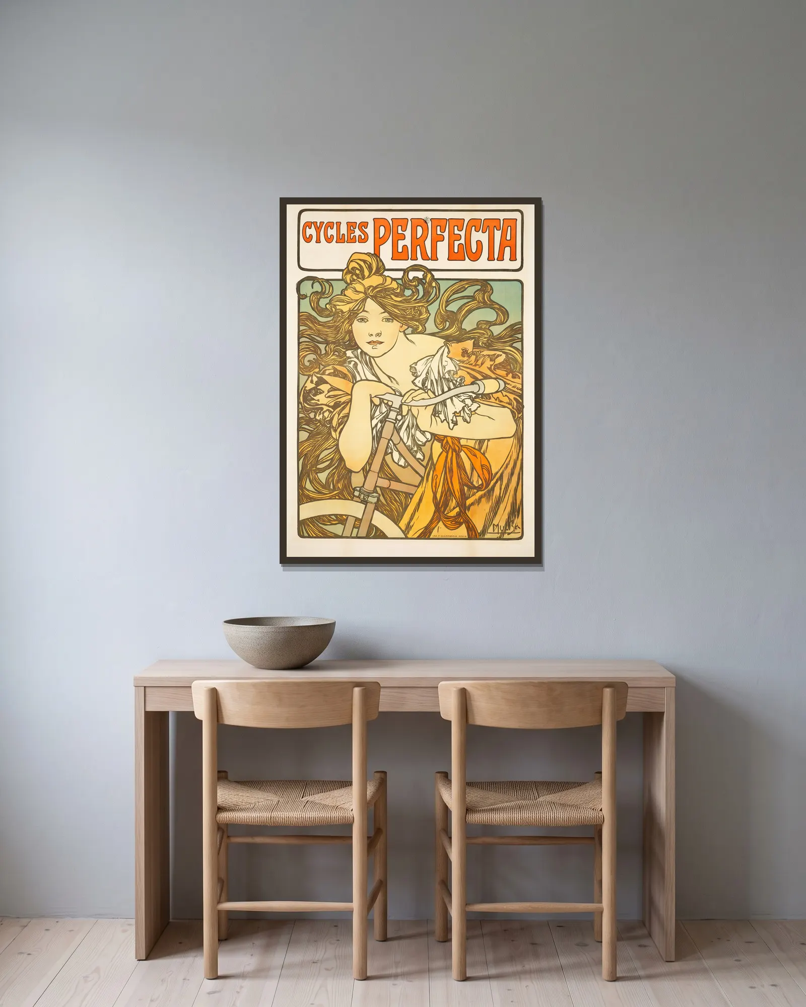 Cycles Perfecta av Alphonse Mucha inramad på en vägg