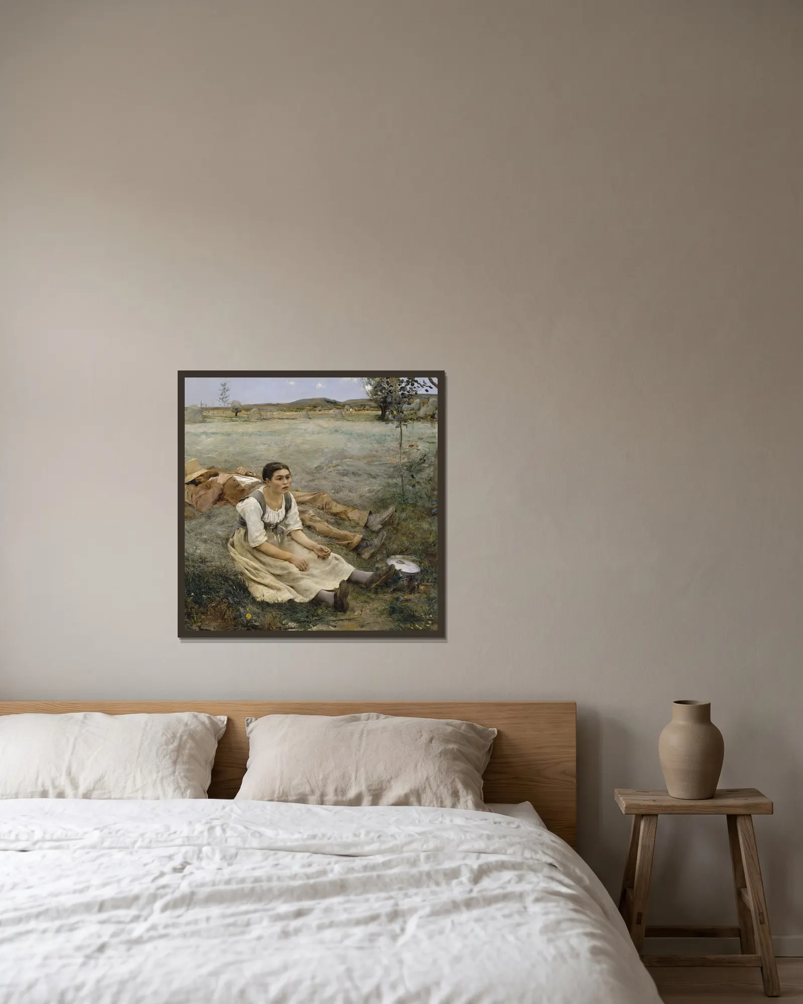 Hay Making av Jules Bastien-Lepage inramad på en vägg