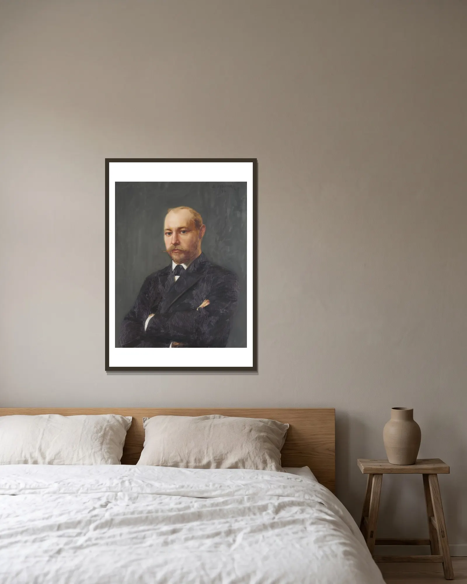 Portrait of John Jäderström (1861-1918) av Bernhard Österman inramad på en vägg