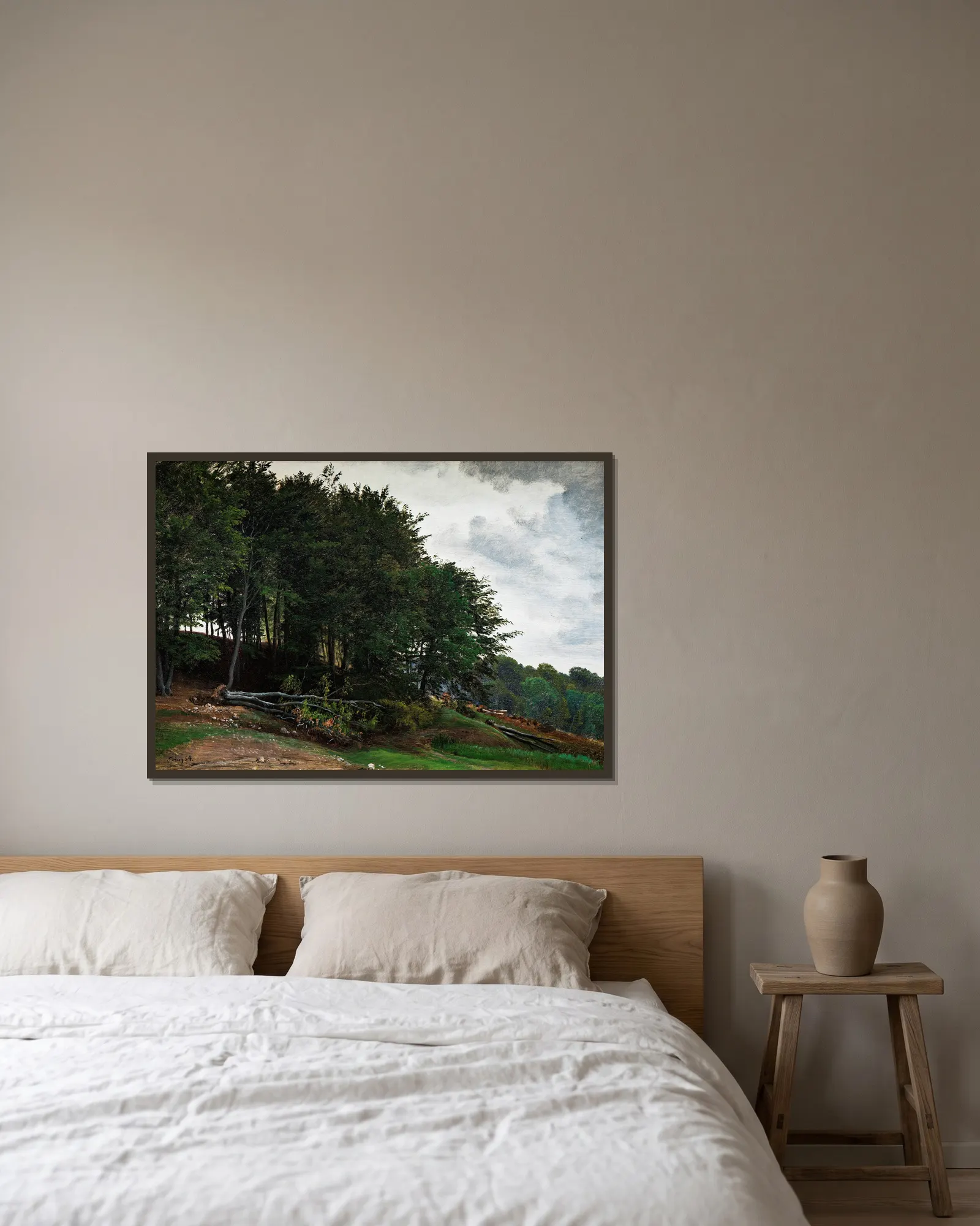 Forested hills av P. C. Skovgaard inramad på en vägg