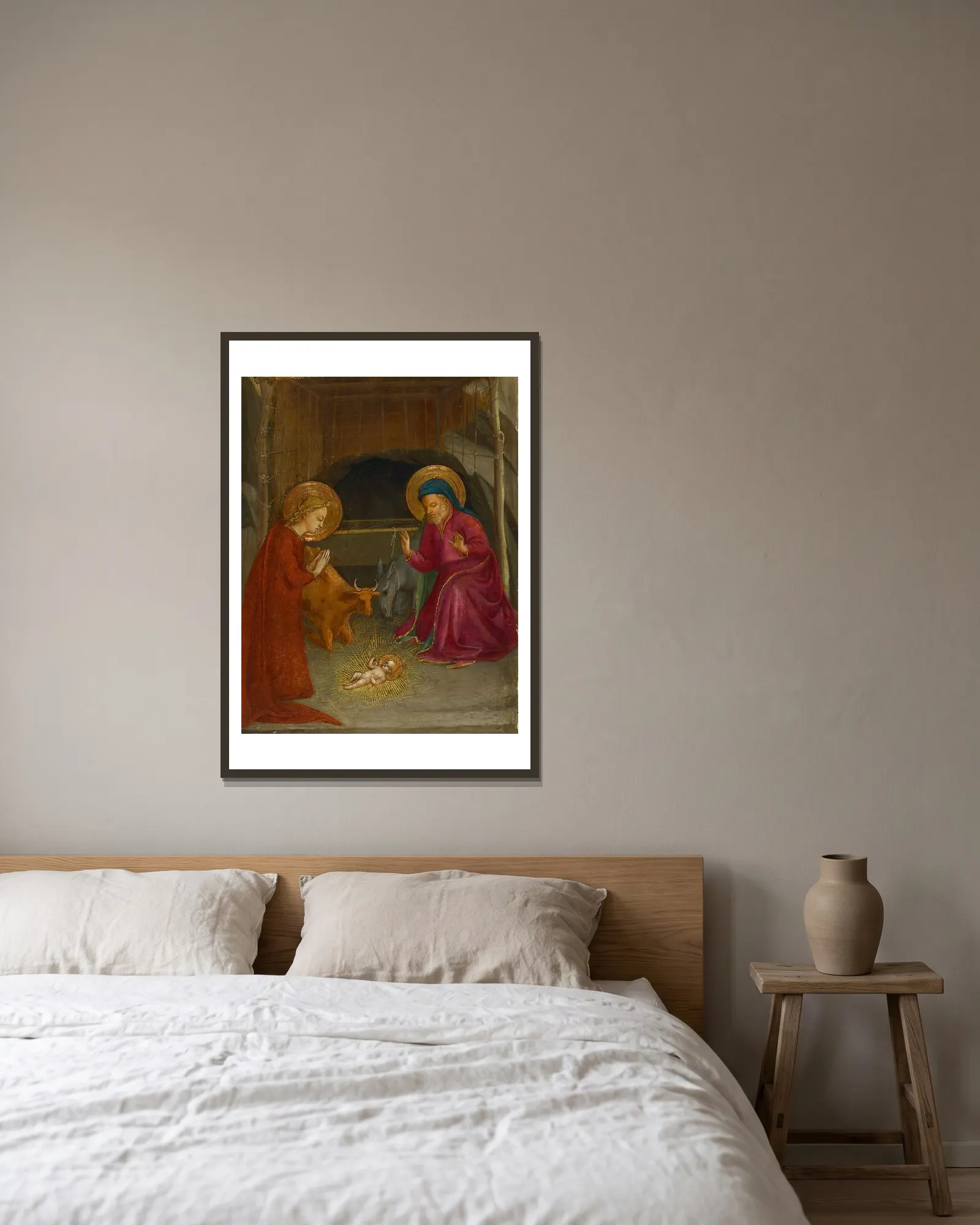 The Nativity av Fra Angelico inramad på en vägg