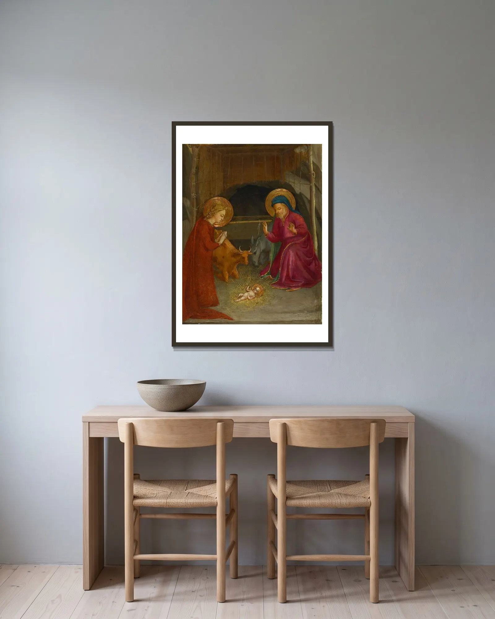 The Nativity av Fra Angelico inramad på en vägg