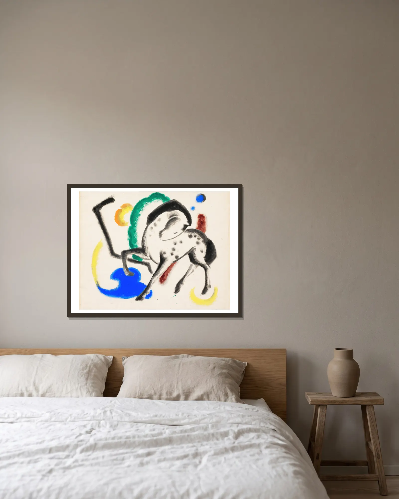 Pferd av Franz Marc inramad på en vägg