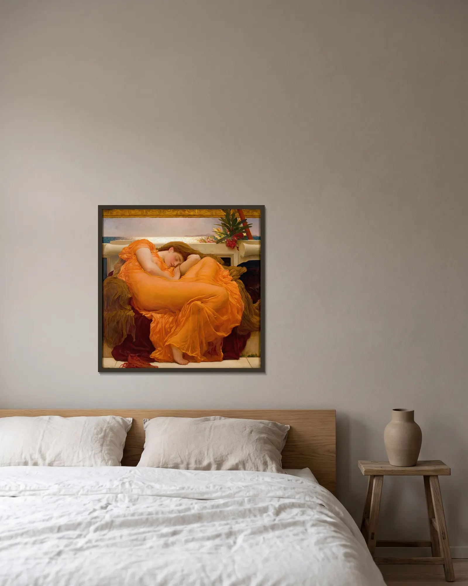 Flaming June av Frederic Leighton inramad på en vägg