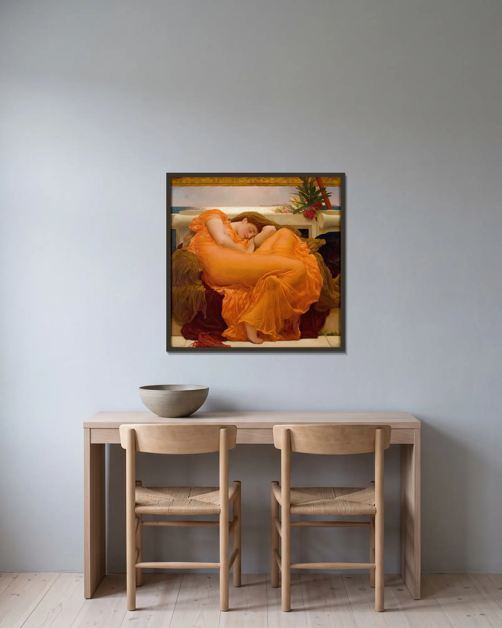 Flaming June av Frederic Leighton inramad på en vägg