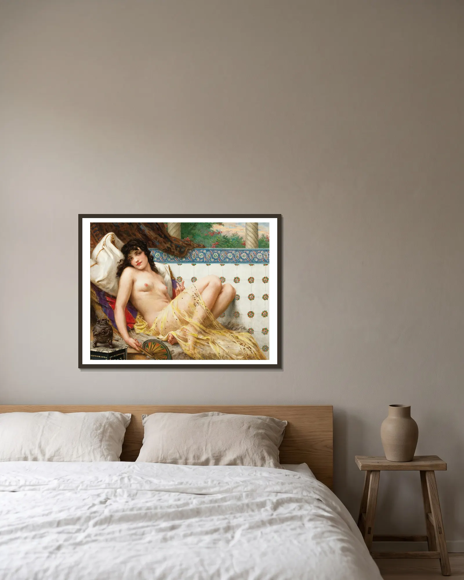 Odalisque With The Fan av Guillaume Seignac inramad på en vägg
