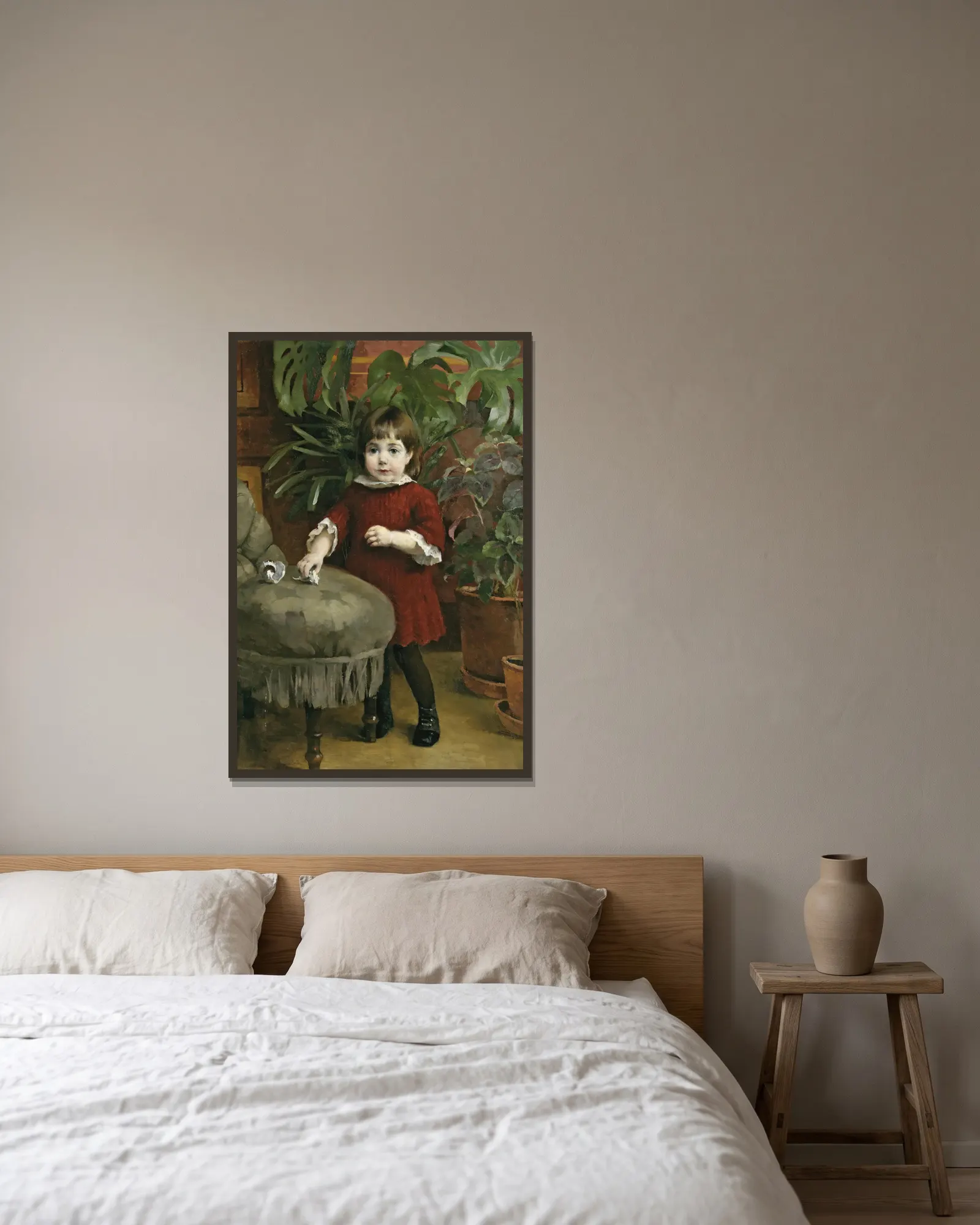 Little Gudrun av Helene Schjerfbeck inramad på en vägg
