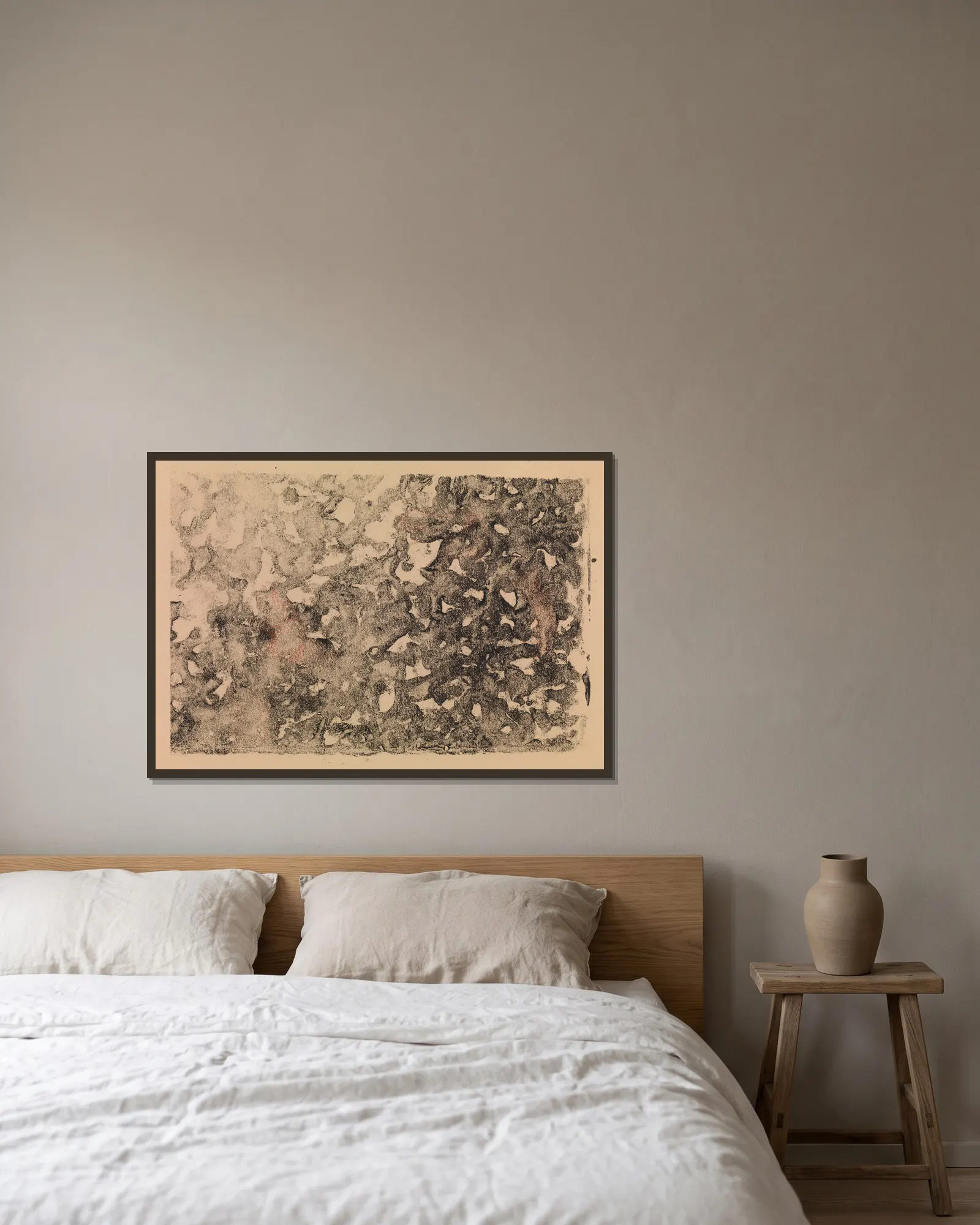 Monotype av James Ensor inramad på en vägg