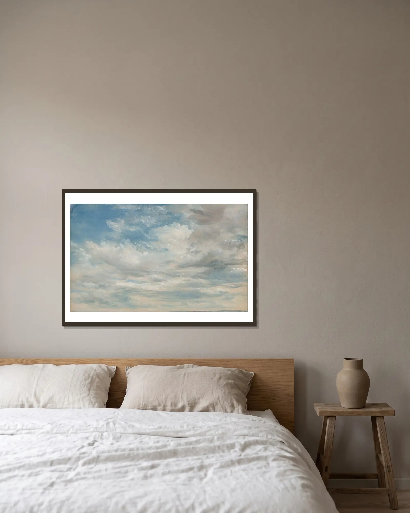 Clouds av John Constable inramad på en vägg