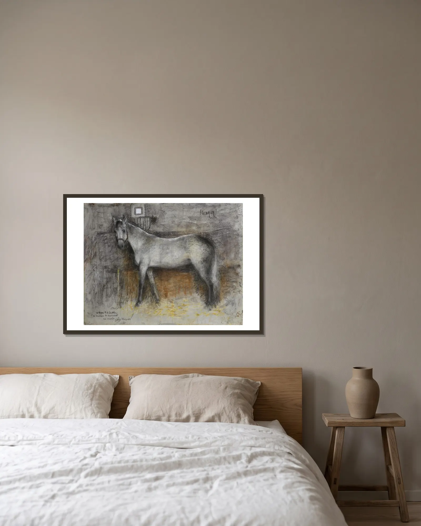 Hébron in his stable av Lucien Lévy-Dhurmer inramad på en vägg