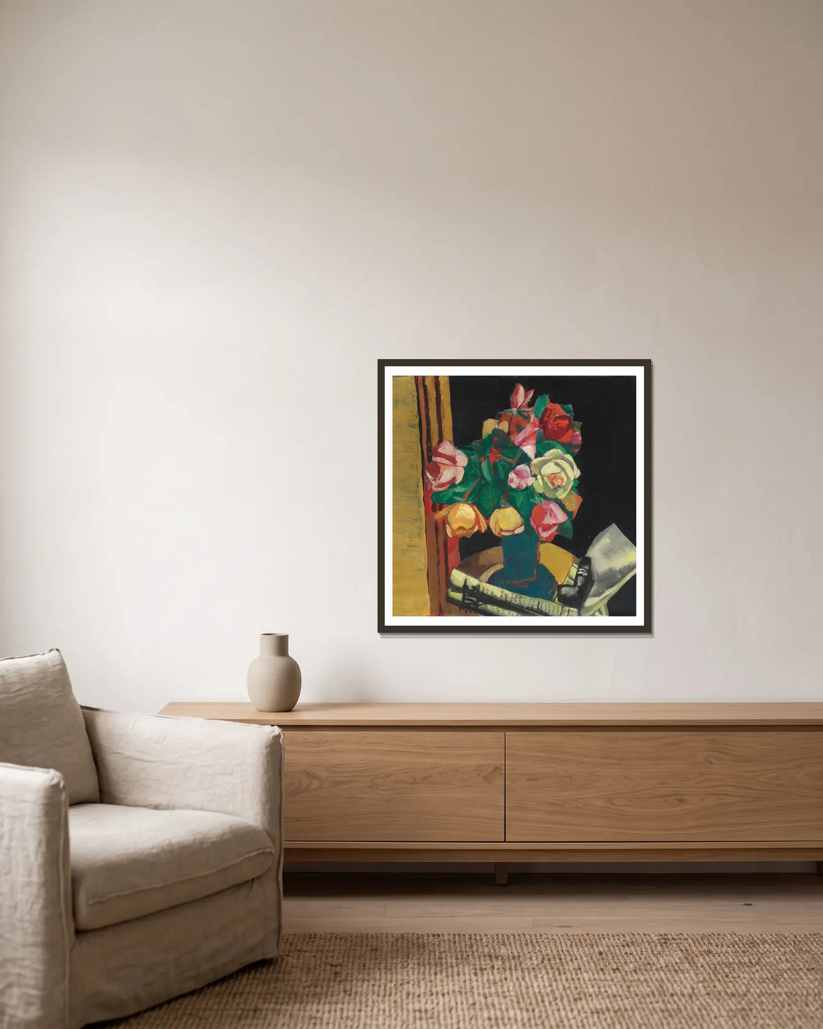 Stilleben mit Rosen av Max Beckmann inramad på en vägg