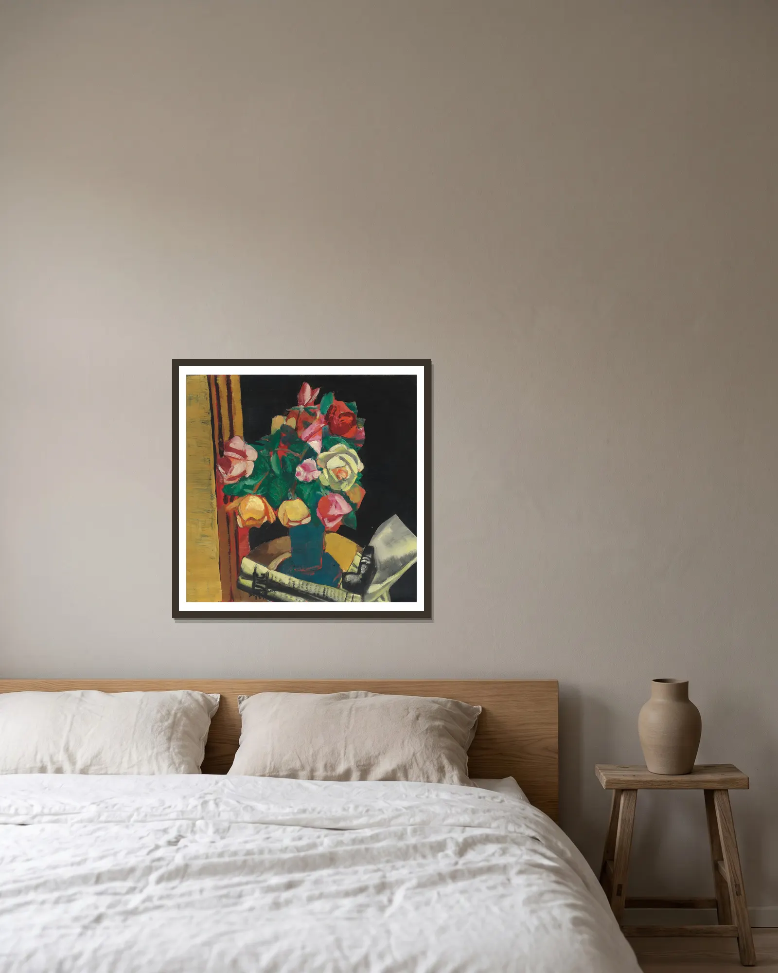 Stilleben mit Rosen av Max Beckmann inramad på en vägg