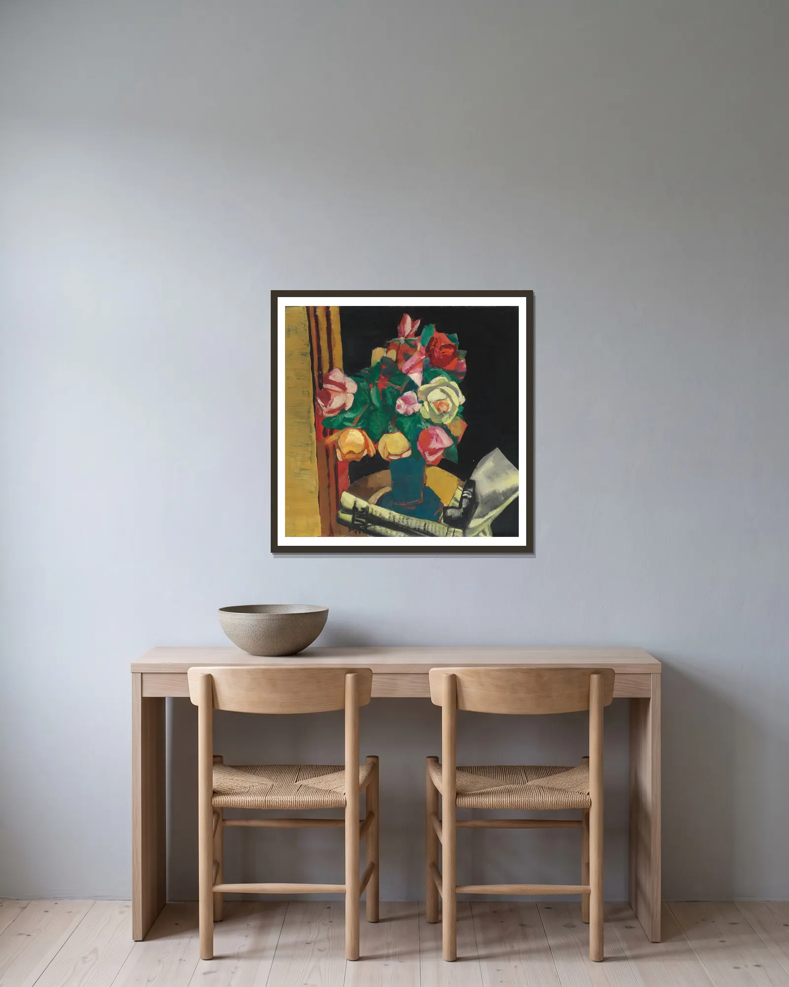 Stilleben mit Rosen av Max Beckmann inramad på en vägg