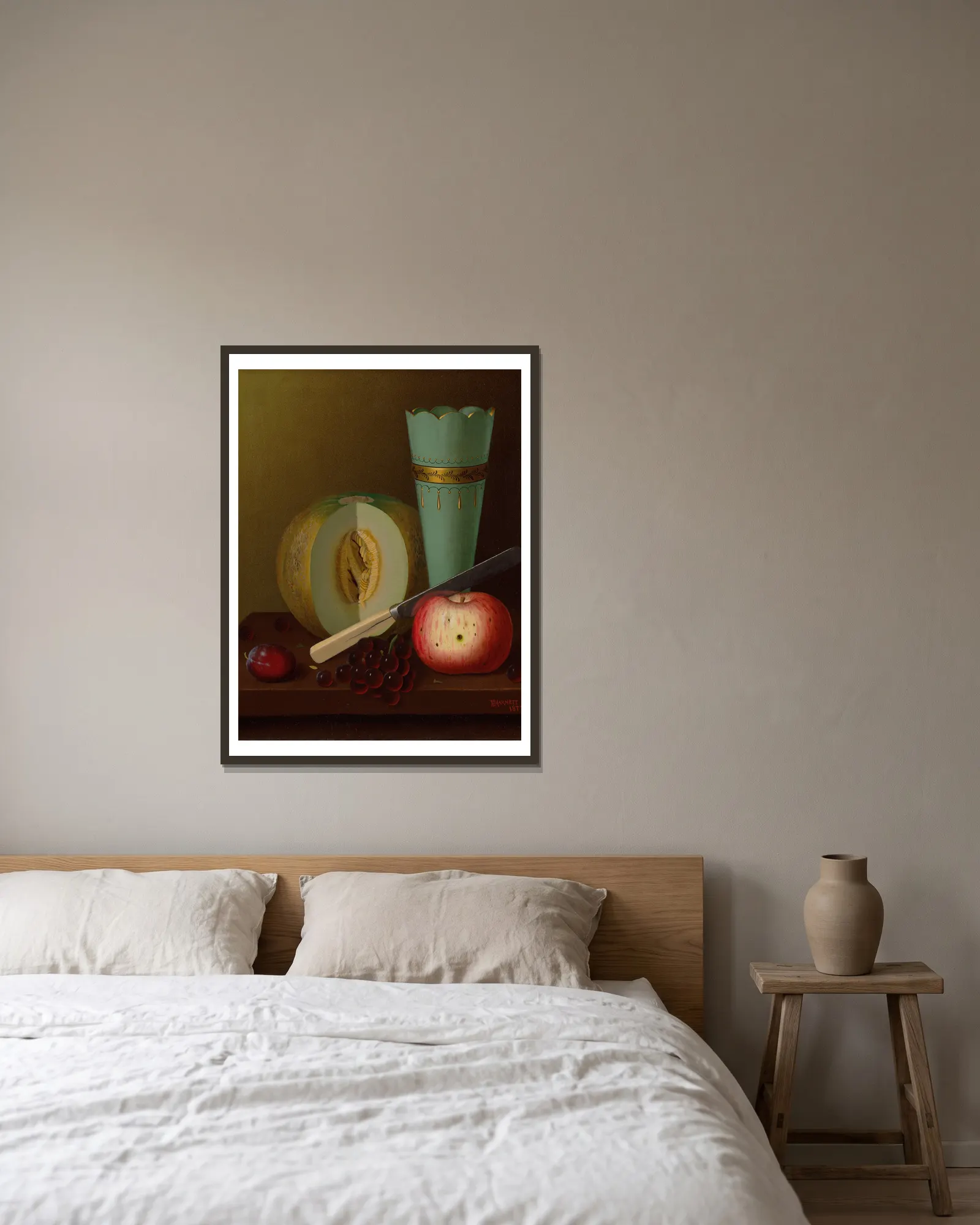 Fruit Pieces av William Michael Harnett inramad på en vägg