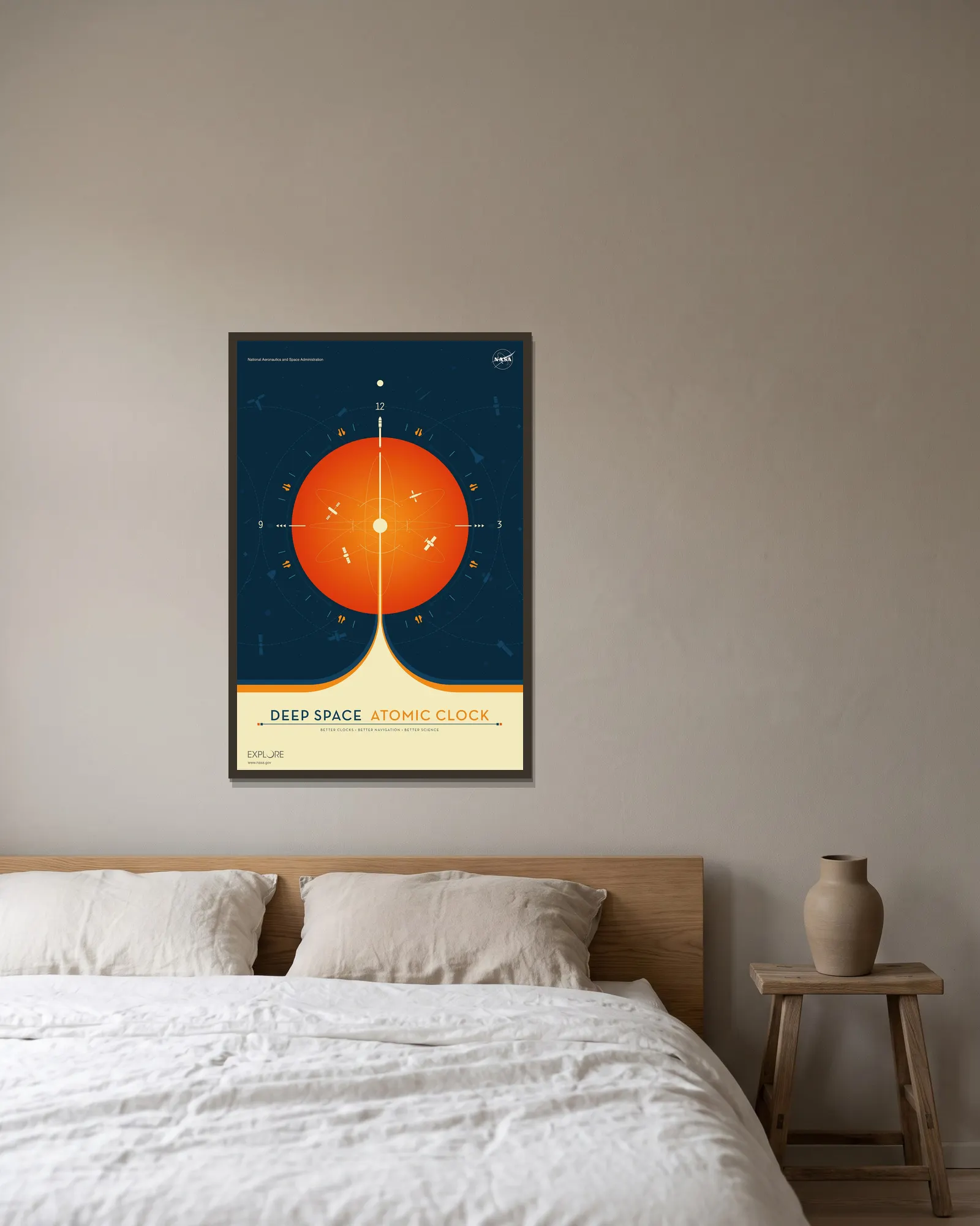 Deep Space Atomic Clock Orange av NASA inramad på en vägg