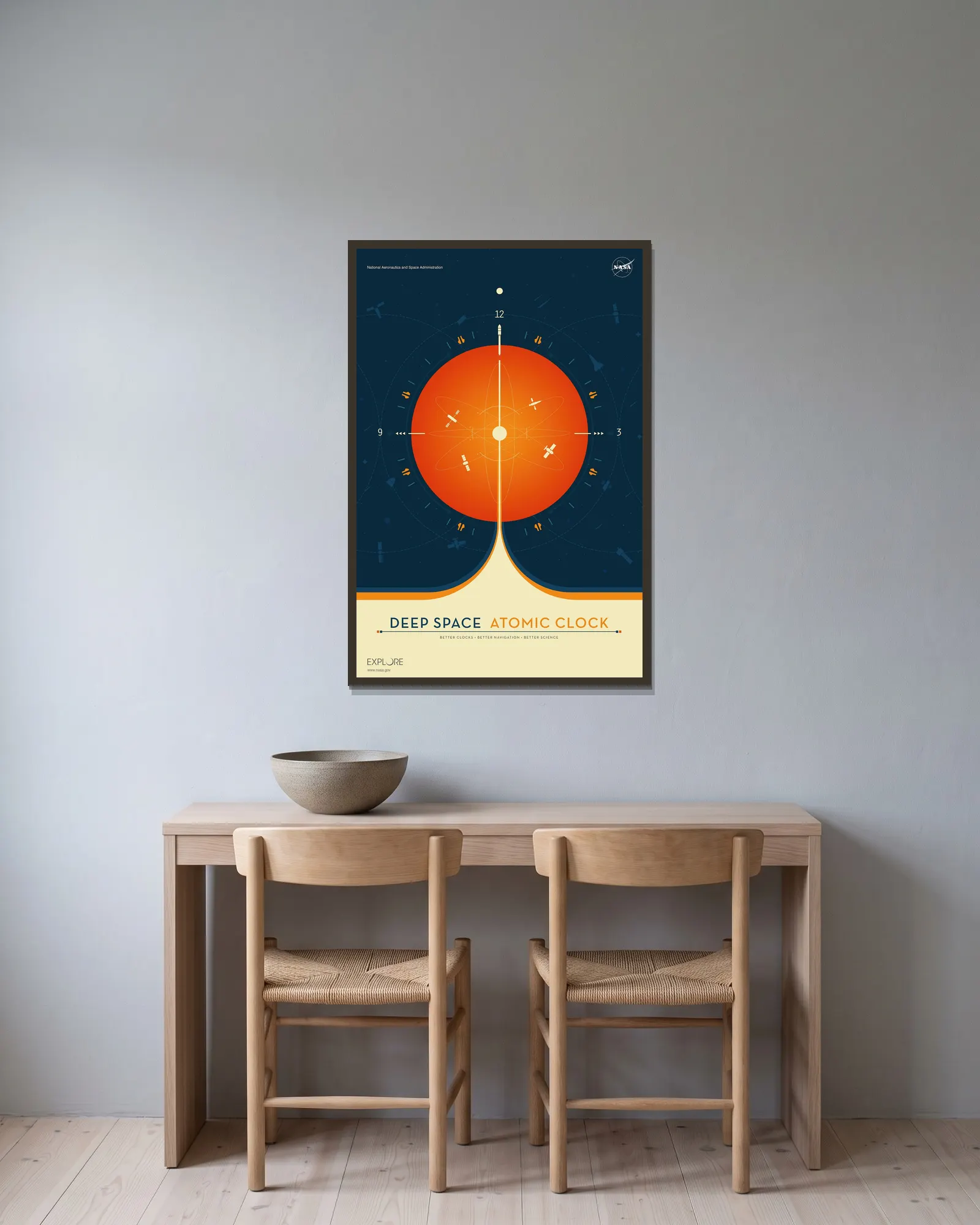 Deep Space Atomic Clock Orange av NASA inramad på en vägg