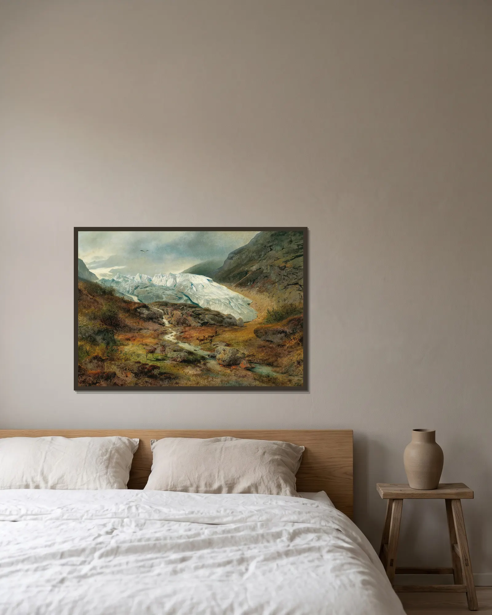 Gletscherlandschaft av Hermann Ottomar Herzog inramad på en vägg