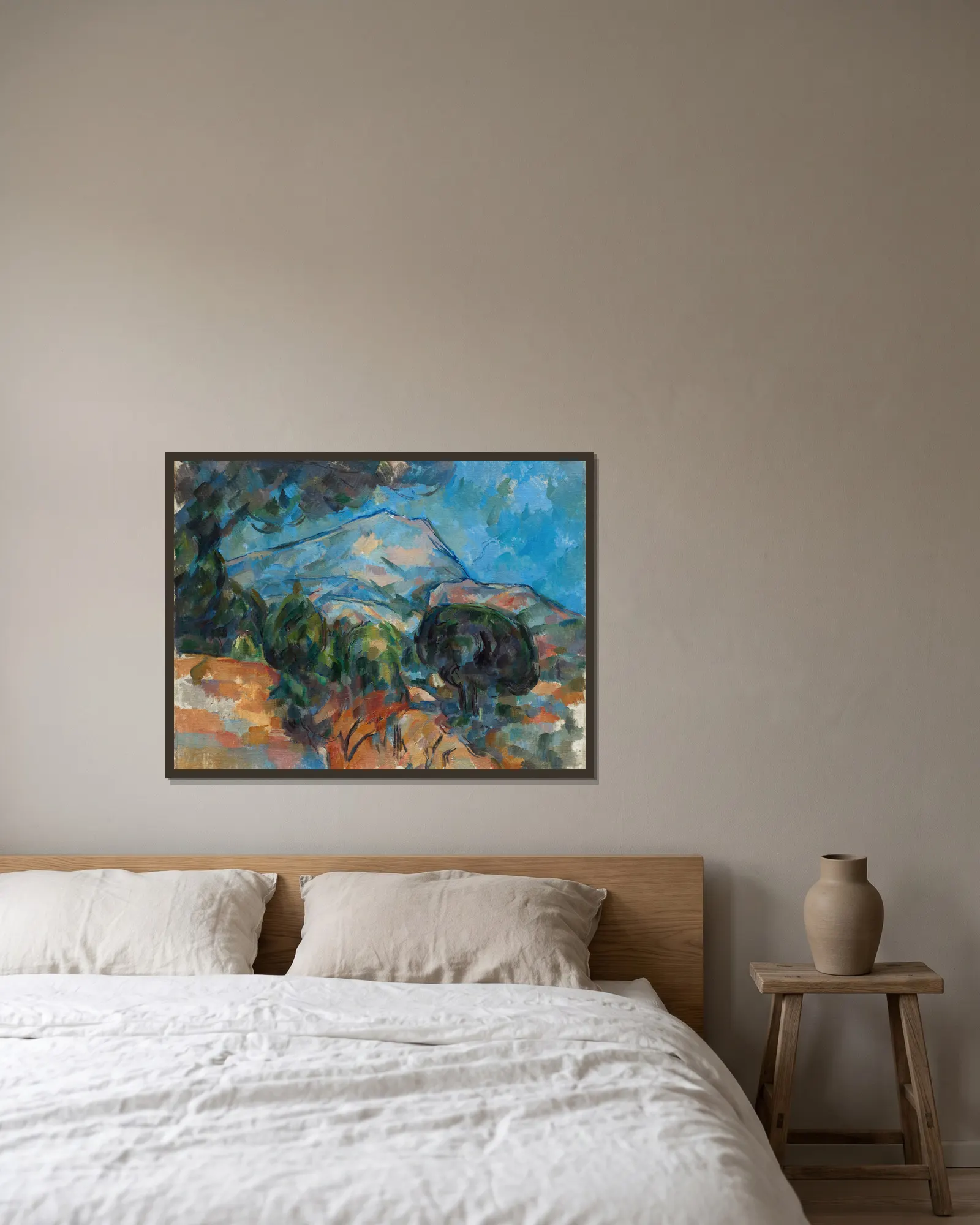 Mount Sainte-Victoire av Paul Cézanne inramad på en vägg