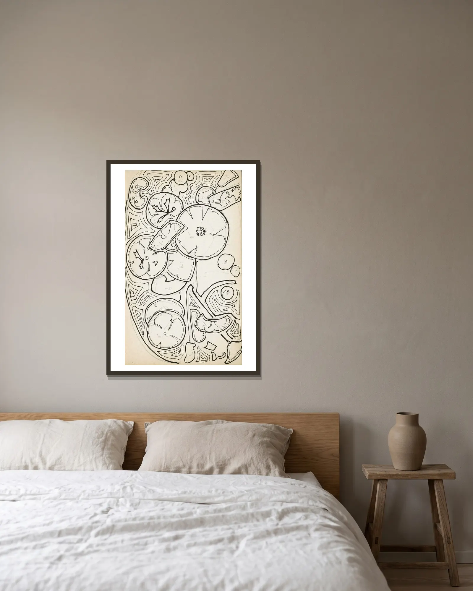 Ornament met bloemen en bladeren av Reijer Stolk inramad på en vägg