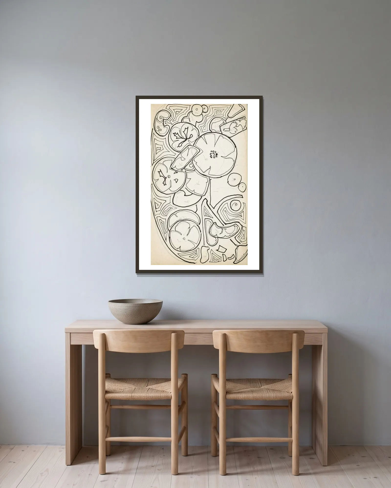 Ornament met bloemen en bladeren av Reijer Stolk inramad på en vägg
