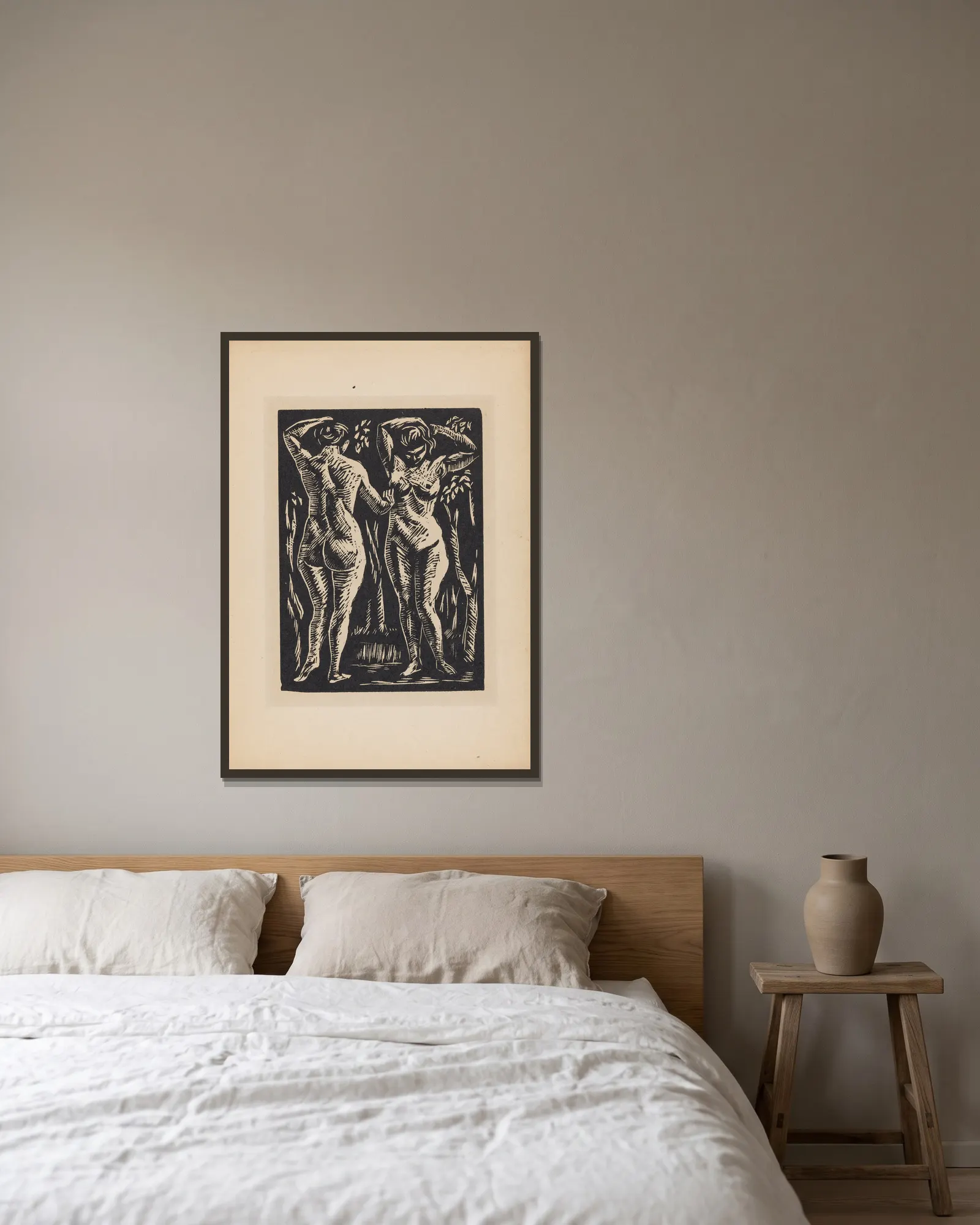 Two Nudes av Roger Fry inramad på en vägg