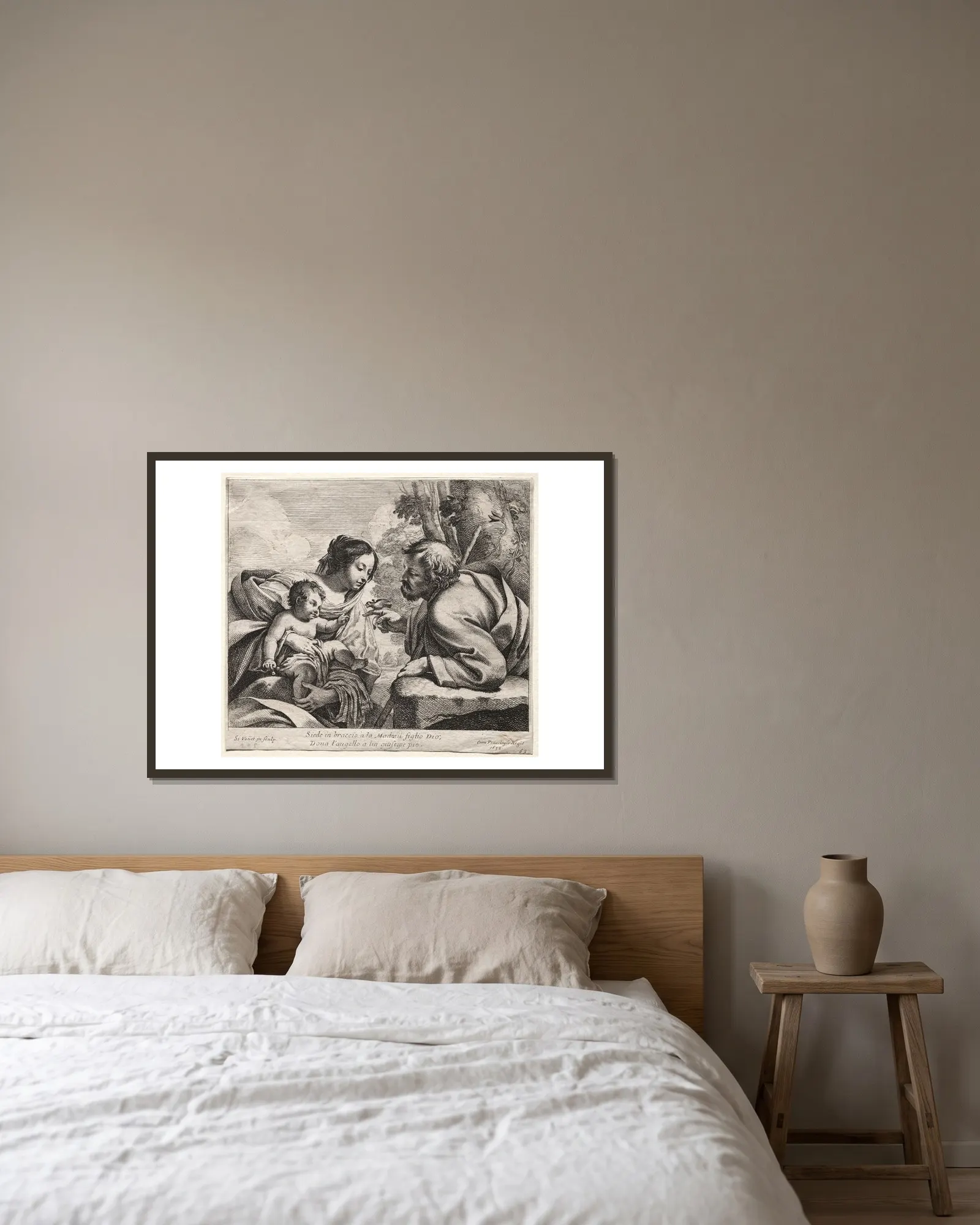 Holy Family av Simon Vouet inramad på en vägg