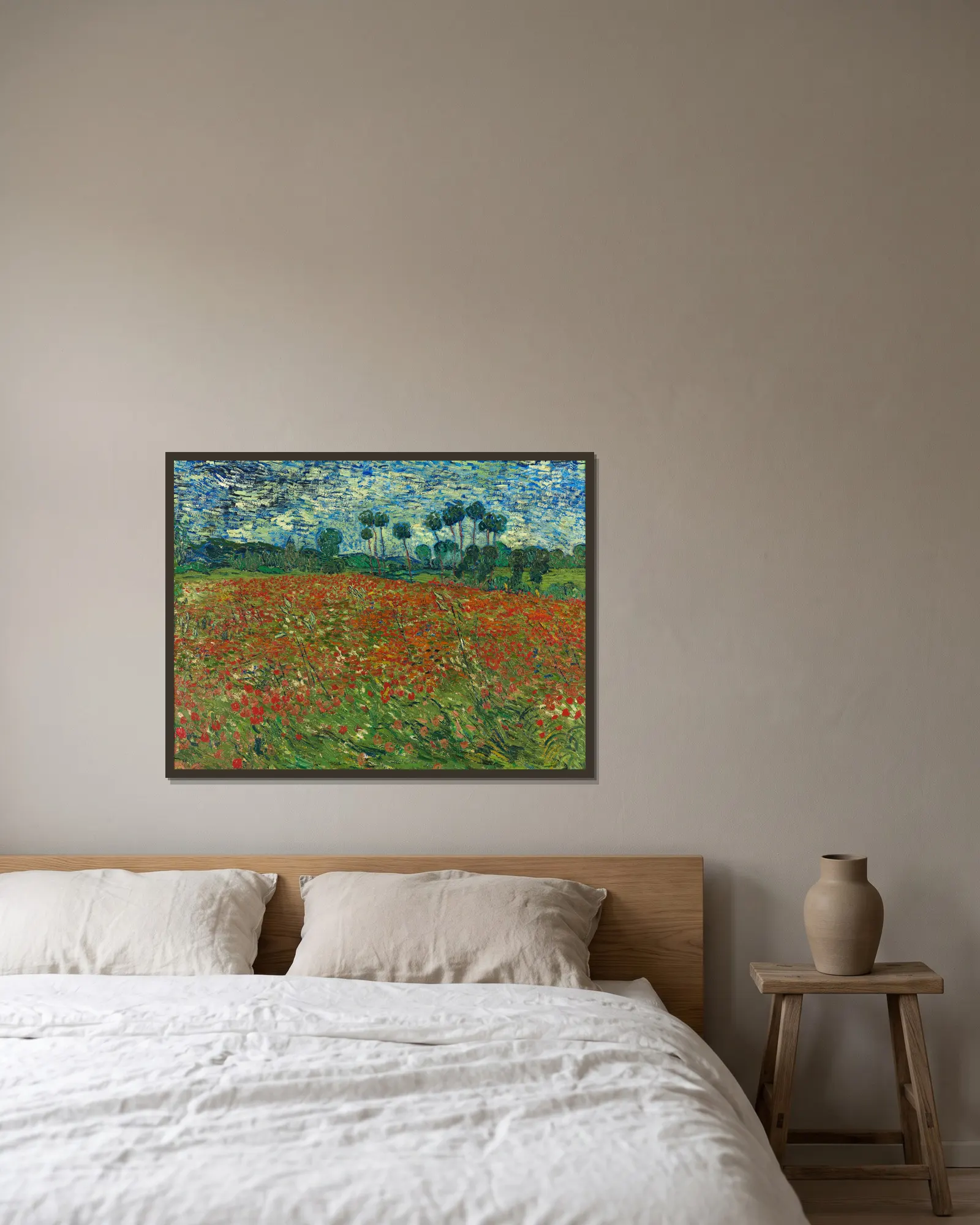 Poppy field av Vincent van Gogh inramad på en vägg