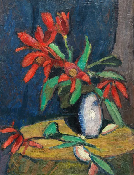 Rote Blumen in weißem Krug av Hermann Stenner
